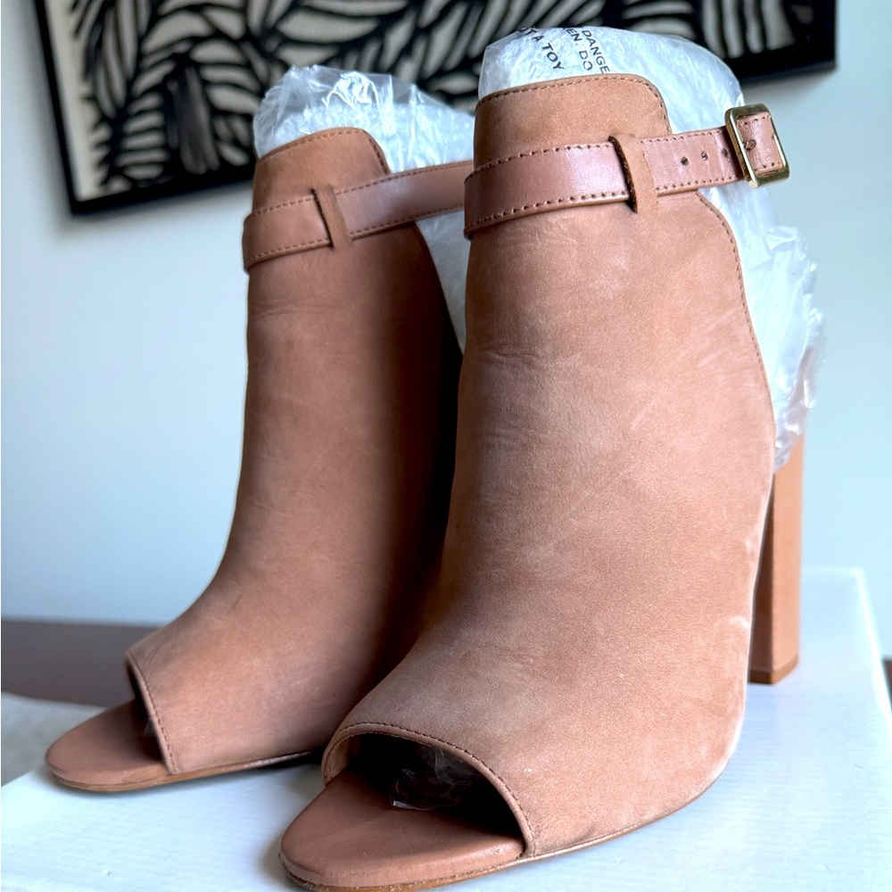 Steve Madden Camel Nubuck Heels